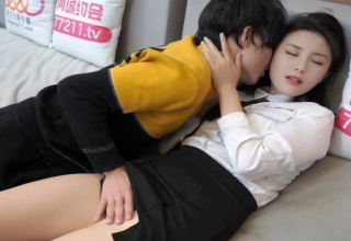 Anh trai giúp em gái ngọt nước hưởng mùi đờim