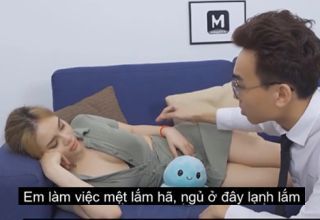 Thấy em thư ký xinh đẹp đang ngủ gã sếp liền hiếp dâmm